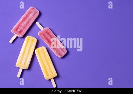 Papaveri arancioni e rosa su sfondo viola Foto Stock