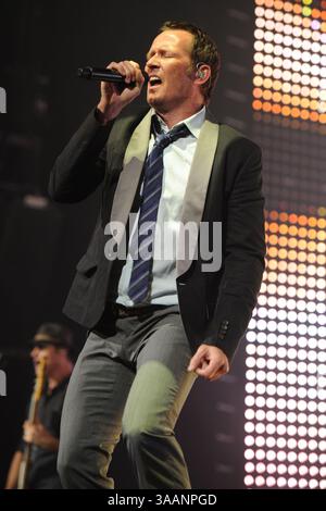 12 ottobre 2010 - Hollywood, FL, USA - HOLLYWOOD FL - 12 OTTOBRE: Scott Weiland dei Stone Temple Pilots si esibisce all'Hard Rock Live tenuto presso l'Hard Rock Hotel & Casino di Seminole il 12 ottobre 2010 a Hollywood, Florida... persone: Scott Weiland. (Immagine di credito: © Storms Media Group/SMG tramite filo ZUMA) Foto Stock