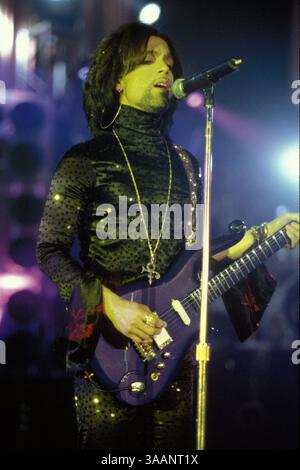 21 aprile 2016 - Miami, FL, Stati Uniti d'America - MIAMI, FL - 15 AGOSTO: Prince si esibisce alla Miami Arena il 15 agosto 1997 a Miami Florida..persone: Prince. (Immagine di credito: © Storms Media Group/SMG tramite filo ZUMA) Foto Stock
