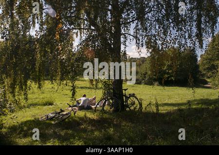 22 settembre 2010 - Berlino, Berlino, Germania - Rilassatevi ai giardini Schloss Charlottenburg, Berlino, Germania. Il Giardino del Palazzo, con un'area di 33 ettari, è un importante monumento dell'architettura del Giardino. I giardini sono stati disposti a partire dal 1697 seguendo i piani di SimÃ©su Godeau, allievo del famoso architetto paesaggista francese AndrÃ© le Notre. È quindi il più antico giardino della Germania influenzato dallo stile di le Notre. Caratteristici del giardino barocco di Charlottenburg erano i vicoli che si estendevano dalla grandine centrale del palazzo verso Spandau, Tegel e NiederschÃ¶nhaus Foto Stock
