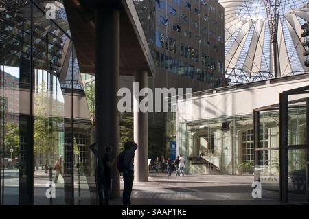 24 settembre 2010 - Berlino, Berlino, Germania - all'interno del Sony Center di Potsdamer Platz a Berlino. Potsdamer Platz (in tedesco: [ËˆpÉ”tsdamÉ plats] ( Ascolta), letteralmente Potsdam Square) è un'importante piazza pubblica e intersezione stradale nel centro di Berlino, in Germania, situata a circa 1 km (1.100 yd) a sud della porta di Brandeburgo e del Reichstag (edificio del Parlamento tedesco), e vicino all'angolo sud-est del parco Tiergarten. Prende il nome dalla città di Potsdam, a circa 25 km a sud-ovest, e segna il punto in cui la vecchia strada da Potsdam passava attraverso le mura della città di Berlino Foto Stock