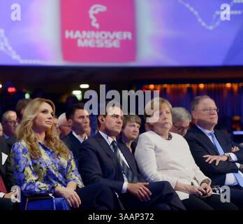 22 aprile 2018 - Hannover, GERMANIA - il governatore della bassa Sassonia Stephan Weil, a destra, il cancelliere tedesco Angela Merkel, seconda destra, il presidente messicano Enrique pena Nieto, centro, e sua moglie Angelica Rivera de pena partecipano alla cerimonia di apertura di Hannover Messe, la fiera di Hannover, Germania domenica 22 aprile 2018. (Immagine di credito: © Prensa Internacional via cavo ZUMA) Foto Stock