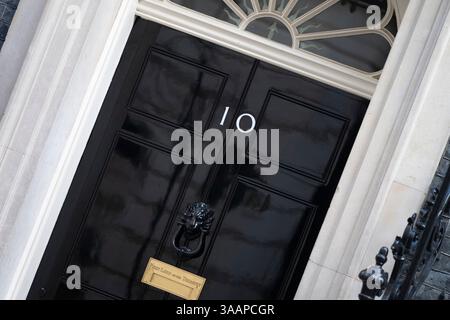Downing Street, Londra, Regno Unito. 1 aprile 2025. 10 Downing Street, ingresso principale, vista ad angolo. Crediti: Malcolm Park/Alamy Live News Foto Stock