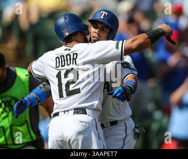 27 maggio 2018: Il ricevitore dei Texas Rangers Robinson Chirinos (61) è abbracciato dal secondo base dei Texas Rangers Rougned Odor (12) dopo aver battuto un fuoricampo da 2 punti nel 7° inning della partita MLB tra i Kansas City Royals e i Texas Rangers al Globe Life Park di Arlington, Texas. Kansas City ha vinto la partita 5-3. Tom Sooter/CSM. (Immagine di credito: &Copy; Tom Sooter/CSM tramite cavo ZUMA) Foto Stock