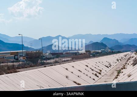 Vista di un canale di drenaggio delle tempeste cittadine, canale d'acqua in cemento vuoto. Foto di alta qualità Foto Stock
