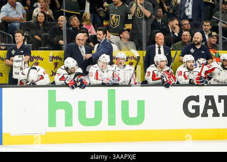 30 maggio 2018: Capitals giocatori e allenatori guardano durante i Washington Capitals e i Vegas Golden Knights NHL Stanley Cup Finals playoff 2 alla T-Mobile Arena di Las Vegas, NV. John Crouch/CSM(immagine di credito: &Copy; John Crouch/Cal Sport Media/CSM tramite cavo ZUMA) Foto Stock