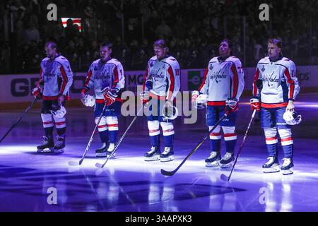 30 maggio 2018: I giocatori delle capitali guardano durante l'inno nazionale prima dei Washington Capitals e dei Vegas Golden Knights NHL Stanley Cup Finals playoff 2 alla T-Mobile Arena di Las Vegas, NV. John Crouch/CSM(immagine di credito: &Copy; John Crouch/Cal Sport Media/CSM tramite cavo ZUMA) Foto Stock