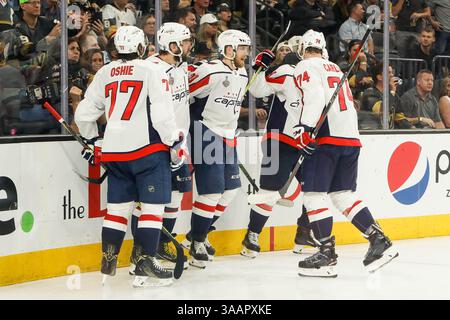 30 maggio 2018: I giocatori dei Capitals celebrano il gol dell'ala sinistra dei Washington Capitals Alex Ovechkin (8) durante i Washington Capitals e i Vegas Golden Knights NHL Stanley Cup Finals playoff 2 alla T-Mobile Arena di Las Vegas, NV. John Crouch/CSM(immagine di credito: &Copy; John Crouch/Cal Sport Media/CSM tramite cavo ZUMA) Foto Stock