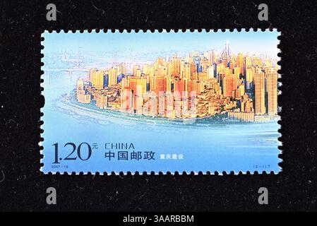 CINA - CIRCA 2007: Un francobollo stampato in Cina mostra lo sviluppo di Chongqing, circa 2007. Foto Stock