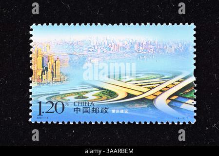 CINA - CIRCA 2007: Un francobollo stampato in Cina mostra lo sviluppo di Chongqing, circa 2007. Foto Stock