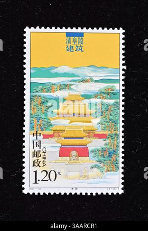 CINA - CIRCA 2007: Un francobollo stampato in Cina mostra i mausolei degli imperatori Qing, circa 2007. Foto Stock