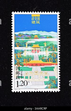 CINA - CIRCA 2007: Un francobollo stampato in Cina mostra i mausolei degli imperatori Qing, circa 2007. Foto Stock