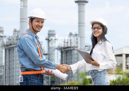 Team di ingegneri professionisti della raffineria petrolifera che si agitano a mano per gestire progetti di costruzione di petrolio e gas Foto Stock