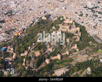VISTA AEREA. La fortezza dell'Alhambra su una collina che domina la città di Granada. Andalusia, Spagna. Foto Stock