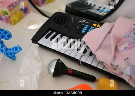 Skånes-Fagerhult, Skåne, Svezia. 1° aprile 2025. Pianoforte per bambini. Foto Stock