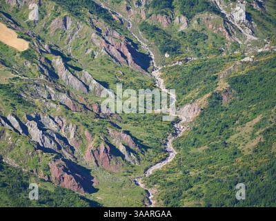 VISTA AEREA. Pittoresco canyon nella campagna vicino al villaggio di Pugliano. Provincia di Rimini, Emilia Romagna, Italia. Foto Stock