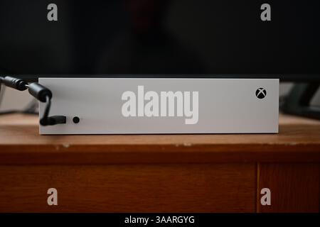 Skånes-Fagerhult, Skåne, Svezia. 1° aprile 2025. Console Xbox serie S. Foto Stock