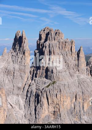 VISTA AEREA. Le torri Vajolet (altitudine: 2821 m) guardavano da est. Trentino-alto Adige, Italia. Foto Stock