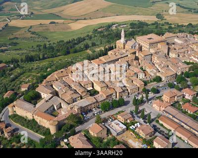 VISTA AEREA. Il borgo medievale di Pienza. Patrimonio dell'umanità dell'UNESCO. Provincia di Siena, Toscana, Italia. Foto Stock