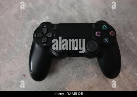 Skånes-Fagerhult, Skåne, Svezia. 1° aprile 2025. Controller PlayStation. Foto Stock