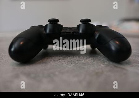 Skånes-Fagerhult, Skåne, Svezia. 1° aprile 2025. Controller PlayStation. Foto Stock
