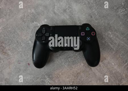 Skånes-Fagerhult, Skåne, Svezia. 1° aprile 2025. Controller PlayStation. Foto Stock