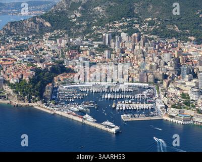 VISTA AEREA. Storico Port Hercule a la Condamine. Monaco-Ville sulla sinistra, Monte-Carlo sulla destra. Principato di Monaco. Foto Stock