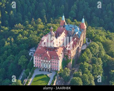 VISTA AEREA. Castello di Ksiaz. Walbrzych, voivodeship inferiore della Slesia, Polonia. Foto Stock