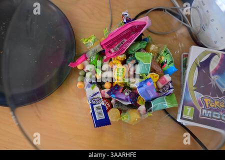 Skånes-Fagerhult, Skåne, Svezia. 1° aprile 2025. Ciotola di caramelle. Foto Stock