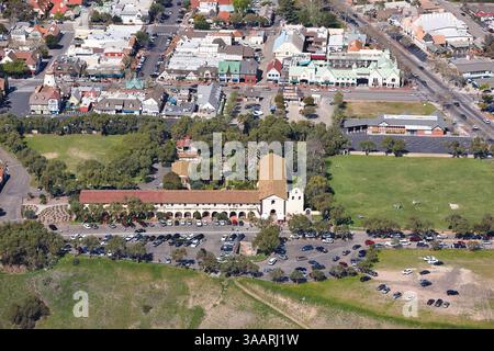 VISTA AEREA. Vecchia missione di Santa Ines (costruita da sacerdoti spagnoli) e la città di Solvang (costruita da americani di origine danese). California, Stati Uniti. Foto Stock