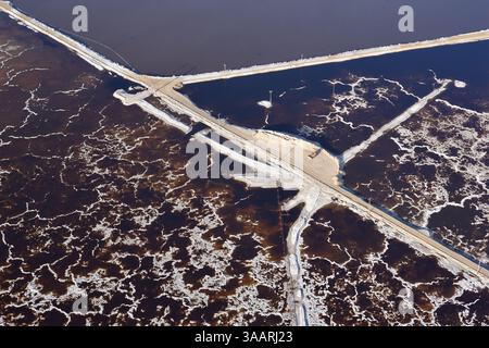 VISTA AEREA. Immagine astratta prodotta dall'estrazione evaporativa del sale sulla superficie del lago Searles. Trona, California, Stati Uniti. Foto Stock