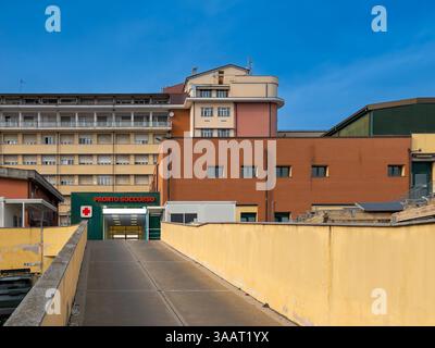 Savigliano, Cuneo, Italia - 20 marzo 2025: Ingresso pronto soccorso con rampa ambulanza nell'ospedale SS Annunziata Foto Stock