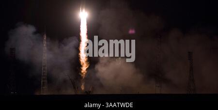 21 marzo 2018 - Baikonur, Kazakistan - il razzo Soyuz MS-08 viene lanciato con la spedizione 55 Soyuz Comandante Oleg Artemyev di Roscosmos e gli ingegneri di volo Ricky Arnold e Drew Feustel della NASA, mercoledì 21 marzo 2018 presso il cosmodromo di Baikonur in Kazakistan. Artemyev, Arnold e Feustel passeranno i prossimi cinque mesi a vivere e lavorare a bordo della stazione spaziale Internazionale. (Immagine di credito: © Joel Kowsky/NASA via ZUMA Wire/ZUMAPRESS.com) Foto Stock