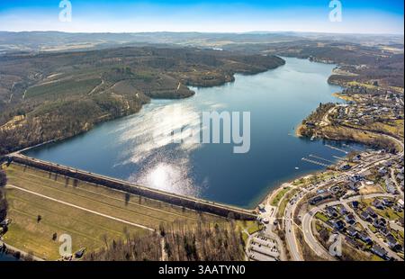 Luftbild, Sorpesee mit Staumauer, Hügellandschaft Waldgebiet, Langscheid, Sundern, Sauerland, Nordrhein-Westfalen, Deutschland ACHTUNGxMINDESTHONORARx60xEURO *** Vista aerea, Sorpesee con diga, area forestale collinare, Langscheid, Sundern, Sauerland, Renania settentrionale-Vestfalia, Germania ATTENTIONxMINDESTHONORARx60xEURO Foto Stock