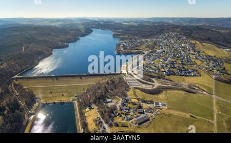Luftbild, Sorpesee mit Staumauer, Langscheid, Sundern, Sauerland, Nordrhein-Westfalen, Deutschland ACHTUNGxMINDESTHONORARx60xEURO *** Vista aerea, Lago Sorpe con diga, Langscheid, Sundern, Sauerland, Renania settentrionale-Vestfalia, Germania ATTENTIONxMINDESTHONORARx60xEURO Foto Stock