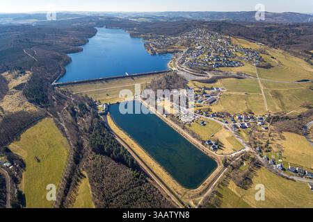 Luftbild, Sorpesee, Staumauer und Ausgleichsbecken, Ortsansicht Langscheid, Hachen, Sundern, Sauerland, Nordrhein-Westfalen, Deutschland ACHTUNGxMINDESTHONORARx60xEURO *** Vista aerea, lago Sorpe, parete della diga e bacino di equalizzazione, vista di Langscheid, Hachen, Sundern, Sauerland, Renania settentrionale-Vestfalia, Germania ATTENTIONxMINDESTHONORARx60xEURO Foto Stock