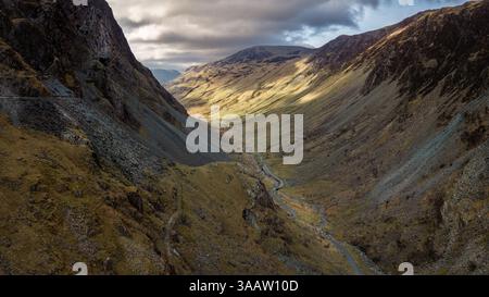 Vista panoramica aerea della strada Honister Pass nel Parco Nazionale del Lake District inglese in Cumbria, Regno Unito, con le montagne circostanti che si snodano Foto Stock