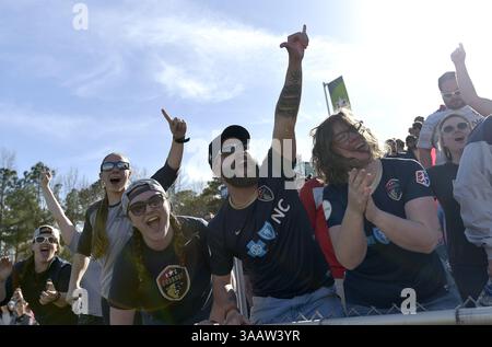 31 marzo 2018 - Cary, North Carolina, Stati Uniti - Cary, NC - sabato 31 marzo 2018: Tifosi durante una partita di regular season della National Women's Soccer League (NWSL) tra il North Carolina Courage e lo Sky Blue FC allo stadio Sahlenâ€™s al WakeMed Soccer Park. (Immagine di credito: © Grant Halverson/ISIPhotos via ZUMA Wire) Foto Stock