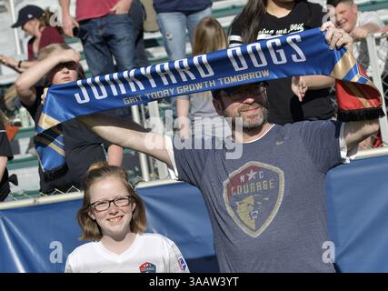 31 marzo 2018 - Cary, North Carolina, Stati Uniti - Cary, NC - sabato 31 marzo 2018: Tifosi durante una partita di regular season della National Women's Soccer League (NWSL) tra il North Carolina Courage e lo Sky Blue FC allo stadio Sahlenâ€™s al WakeMed Soccer Park. (Immagine di credito: © Grant Halverson/ISIPhotos via ZUMA Wire) Foto Stock
