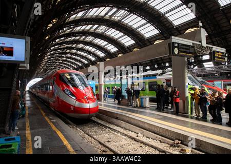 Milano, Italia. 1 aprile 2025. Frecciarossa Milano Parigi riprende la trattaMilano - Italia - Cronaca Martedì, 01 aprile 2025 (foto di Marco Ottico/Lapresse) Frecciarossa Milano Parigi riprende il percorso Milano - Italia - News martedì, 01 aprile, 2025 (foto di Marco Ottico/Lapresse) crediti: LaPresse/Alamy Live News Foto Stock