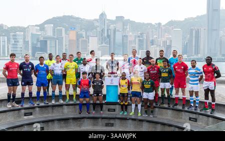 4 aprile 2018 - Hong Kong, RAS di Hong Kong, CINA - HONG KONG, RAS di HONG KONG, CINA: 4 aprile 2018. I capitani di Hong Kong Rugby 7 si affacciano sul Victoria Harbour e sullo skyline della città. Uomini e capitani donne in attesa della Coppa del mondo (immagine di credito: © Jayne Russell via ZUMA Wire) Foto Stock