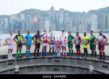 4 aprile 2018 - Hong Kong, RAS di Hong Kong, CINA - HONG KONG, RAS di HONG KONG, CINA: 4 aprile 2018. I capitani di Hong Kong Rugby 7 si affacciano sul Victoria Harbour e sullo skyline della città. Capitani qualificatori per la Coppa del mondo (immagine di credito: © Jayne Russell via ZUMA Wire) Foto Stock
