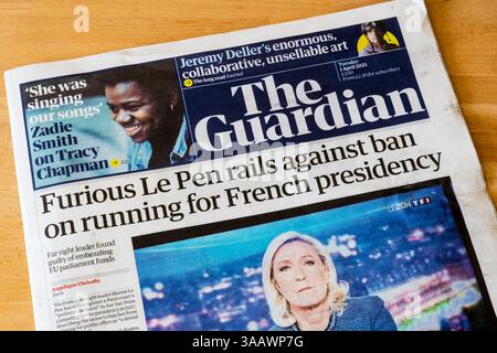 Aprile 2025. Il titolo della prima pagina del Guardian legge Furious le Pen Rails contro il divieto di candidarsi alla presidenza francese. Foto Stock