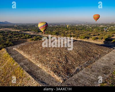 Mongolfiere che volano sopra la Piramide del Sole all'alba, vista aerea, Teotihuacan, Stato del Messico, Messico Foto Stock