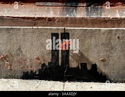 16 ottobre 2013 - Manhattan, New York, Stati Uniti d'America - NEW YORK, NY - 16 OTTOBRE: L'ultimo lavoro dell'artista di strada Bansky Work on a side of a wall è stato visto il 3 ottobre 2013 a New York. Un nuovo lavoro del misterioso artista di strada britannico Banksy è apparso a New York dopo aver annunciato una residenza di un mese in città il 16 ottobre 2013 a New York City..persone: Banksy, Paul Horner. (Immagine di credito: © Storms Media Group/SMG tramite filo ZUMA) Foto Stock