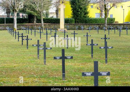 Francia, Meurthe et Moselle, Briey, cimitero militare tedesco di Val de briey dove sono sepolti 2244 soldati geman. Briey ospitò un ospedale militare all'interno dell'ospedale della miniera, motivo per cui sullo sfondo c'è un cimitero militare, tombe e croce in pietra di Jaumont Foto Stock