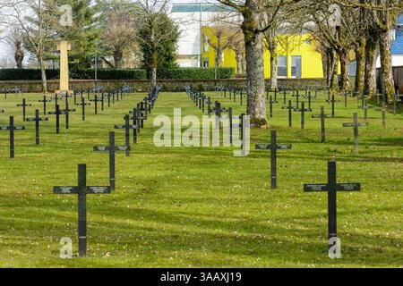 Francia, Meurthe et Moselle, Briey, cimitero militare tedesco di Val de briey dove sono sepolti 2244 soldati geman. Briey ospitò un ospedale militare all'interno dell'ospedale della miniera, motivo per cui sullo sfondo c'è un cimitero militare, tombe e croce in pietra di Jaumont Foto Stock