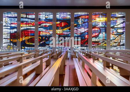 Francia, Haut Rhin, Route des Vins d'Alsace, Bennwihr, chiesa dei Santi Pietro e Paolo, ricostruita nel 1957 dopo la sua distruzione durante la seconda guerra mondiale nel dicembre 1944 durante la battaglia della poche de Colmar, vetrate realizzate intorno al 1959 dal maestro vetraio Paul Martineau con gli Artisans du Sanctuaire de Paris chiamata Resurrezione Foto Stock