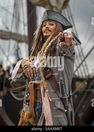 Francia, Gironde, Bassin d'Arcachon, Gujan-Mestras, Arcachon, Salon Nautique, con più di 60.000 visitatori, è uno dei più importanti saloni nautici in Francia, celebra il suo decimo anniversario nel 2025 e accoglierà molte navi prestigiose come la Belem, la Pen Duick e la Belle-Poule, Jax Parroh, Captain Jack Sparrow da Pirati dei Caraibi Foto Stock