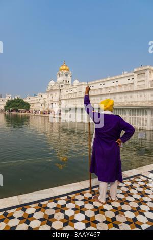 India, Punjab, Amritsar, complesso del tempio d'oro, guardia sikh Foto Stock